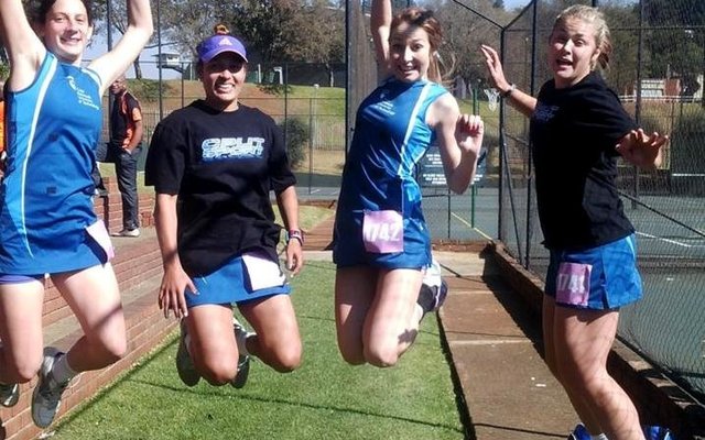 Opgewonde netbalspelers, met Rochelle Lawson regs 